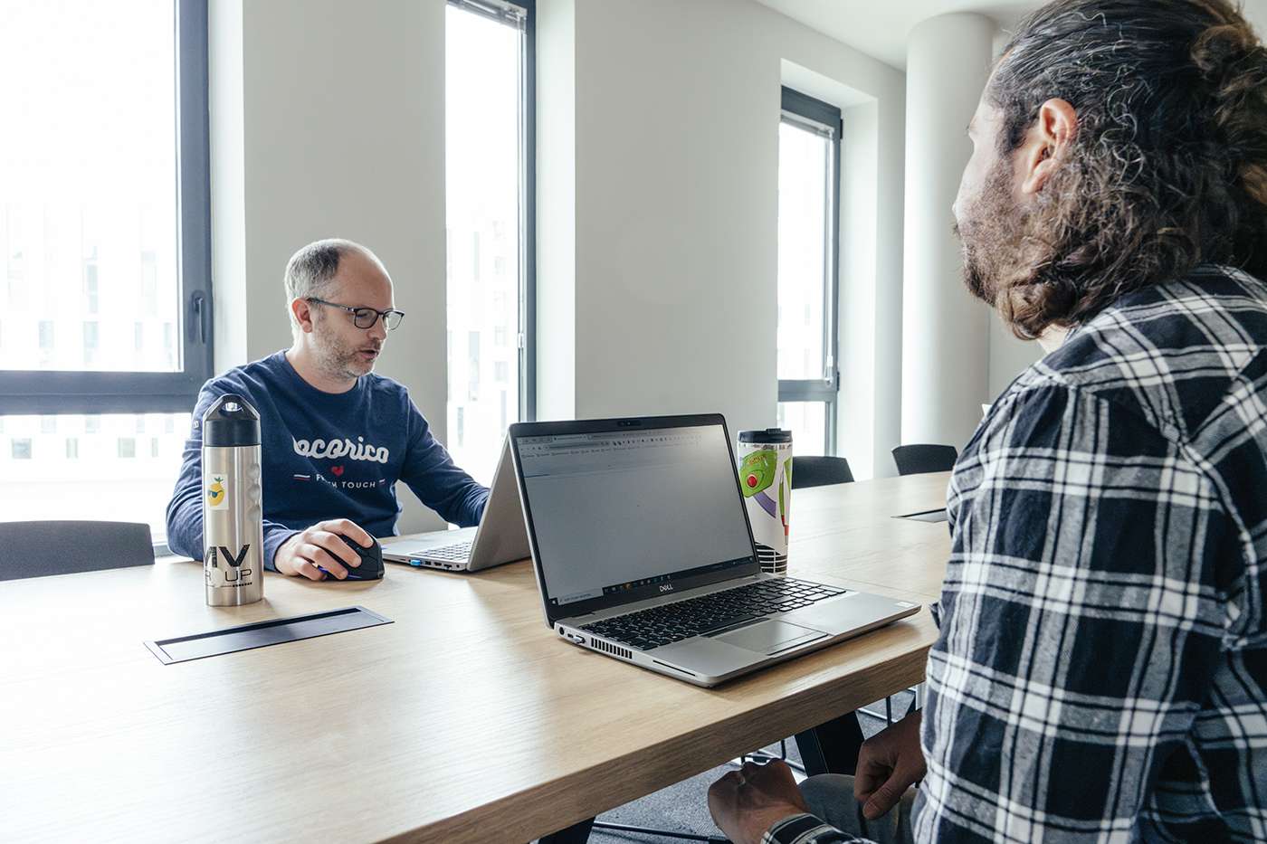 Deux collaborateurs Yumens en réunion